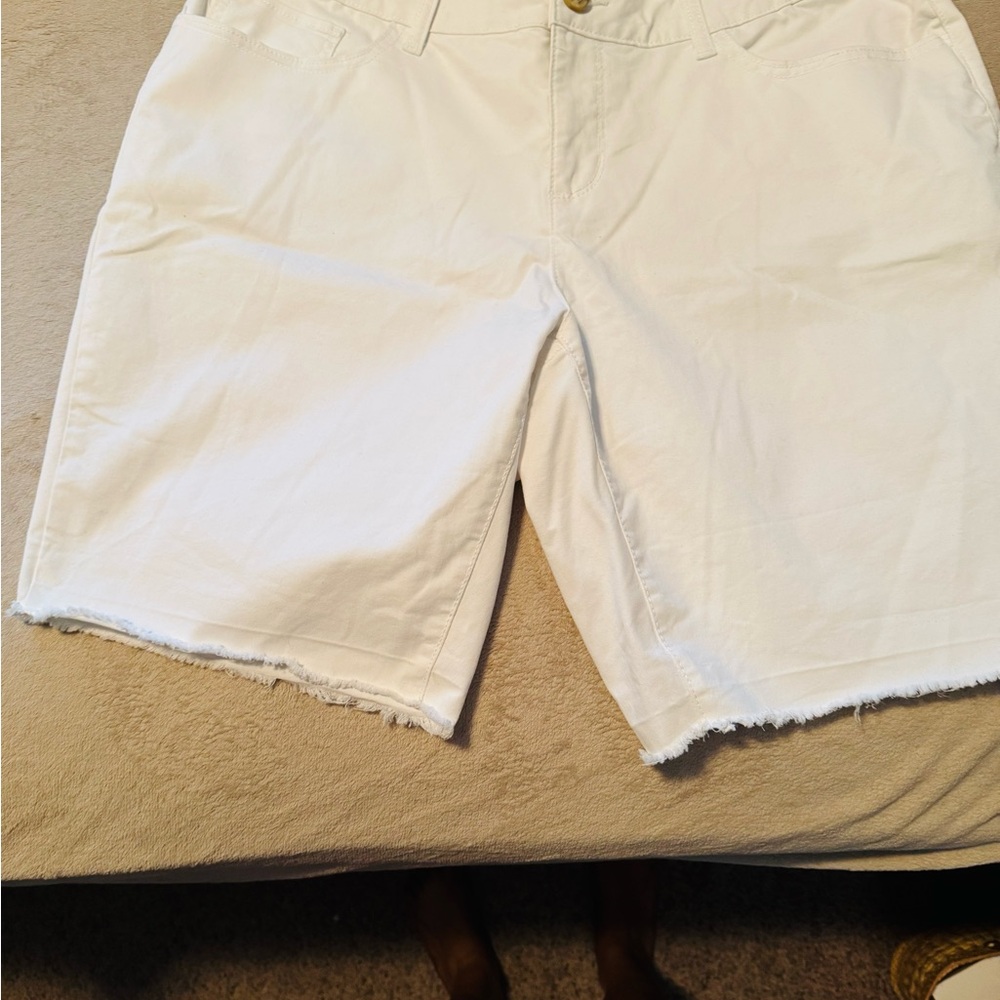 Time and Tru Women’s White Jean Shorts